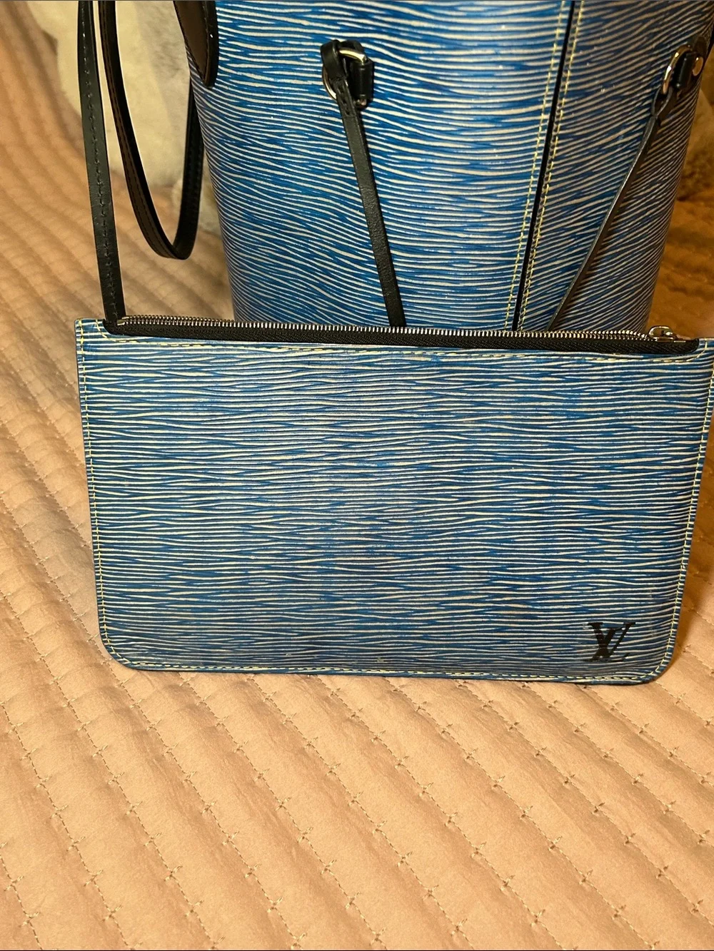 Louis Vuitton Neverfull MM in Denim Blue Epi Leather with COA